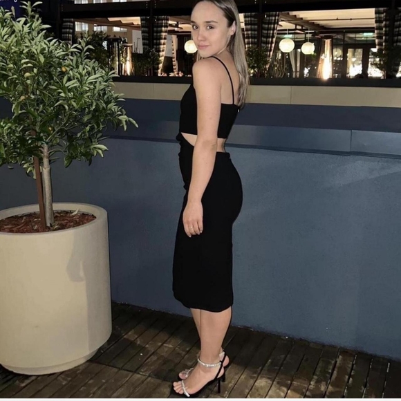Elegant Black Cutout Dress - Picture 3 of 8